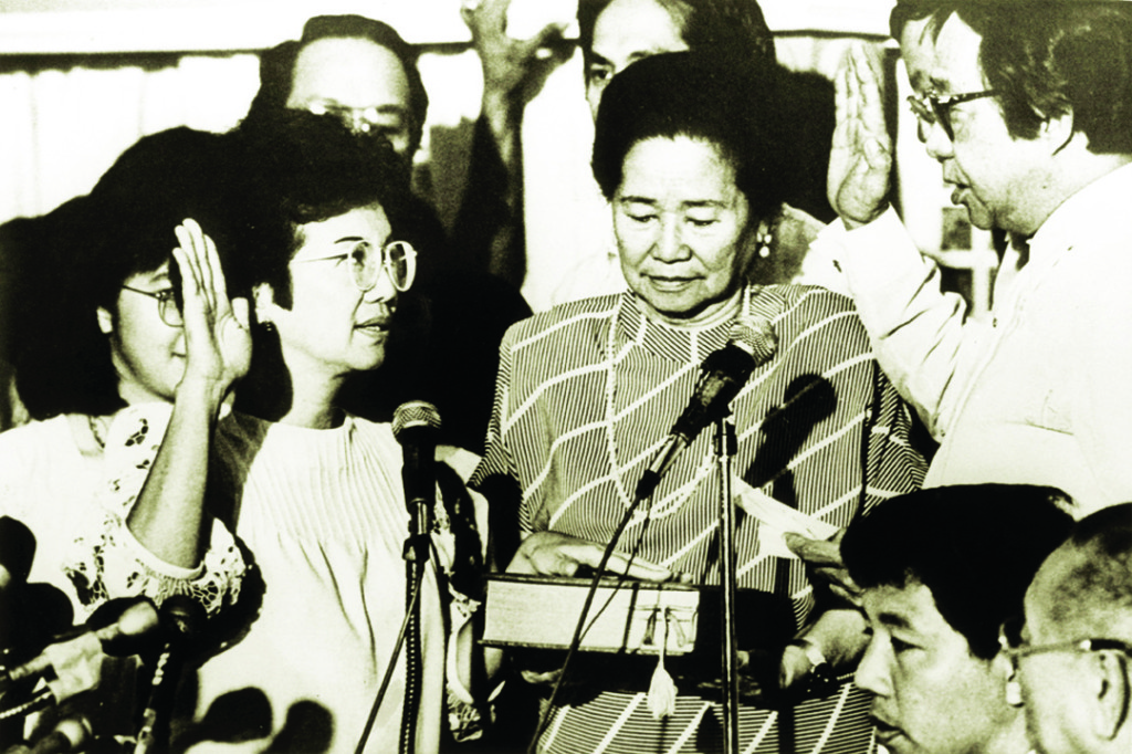 (FILER) CORAZON C. AQUINO DURING HER OATH TAKING AS PRESIDENT OF THE PHILIPPINES AT THE CLUB PILIPINO IN GREEHILLS. valrodriguez/filer