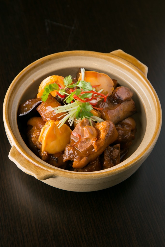 Slow cook Supreme Sea Cucumber with Abalone, pork knuckle in a Clay pot (2)