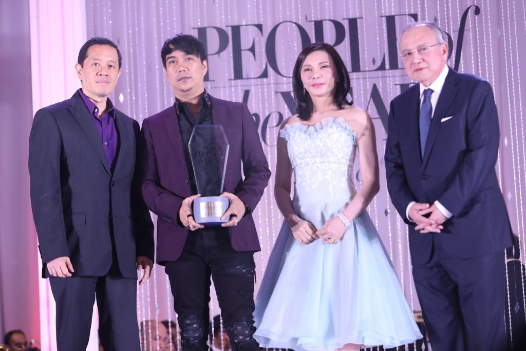 Ronald Ventura receives his award from PeopleAsia's associate publisher Kevin Belmonte, former awardee Dr. Vicki Belo and Ambassador Romualdez