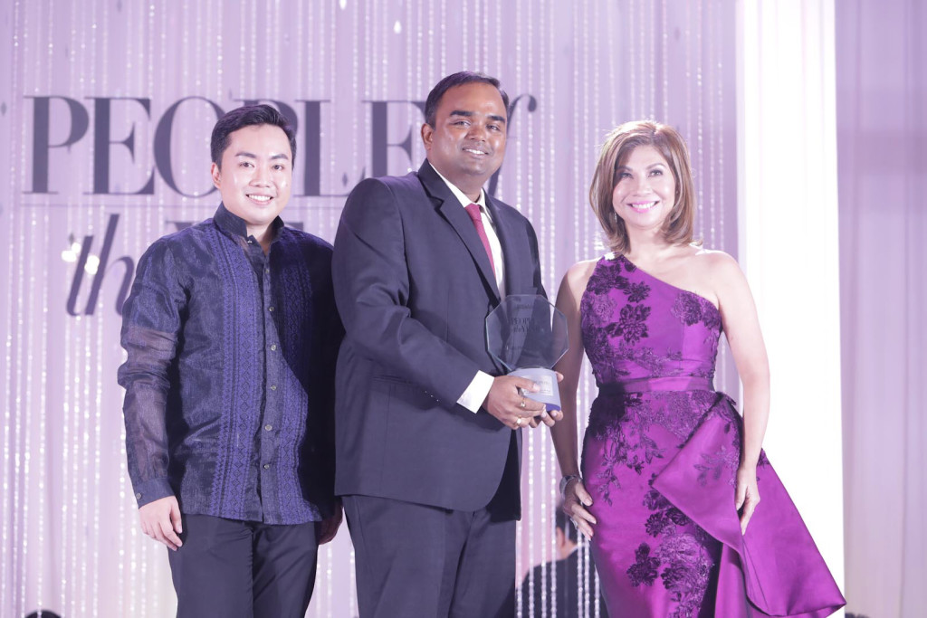 Singapore Ailrines GM Balagopal Kunduvara receives the 'Airline of the Year' Award from Peopleasia's Jose Paolo dela Cruz and Joanne Rae Ramirez 