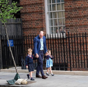 Prince William arrives with George and Charlotte at St. Mary's hospital