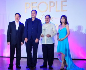 Sen. Angara receives his "People of the Year" Award from PeopleAsia associate publisher Kevin G. Belmonte, then director Antonio Cojuangco, and editor-in-chief Joanne rae ramirez (who was also Ed's goddaughter) 