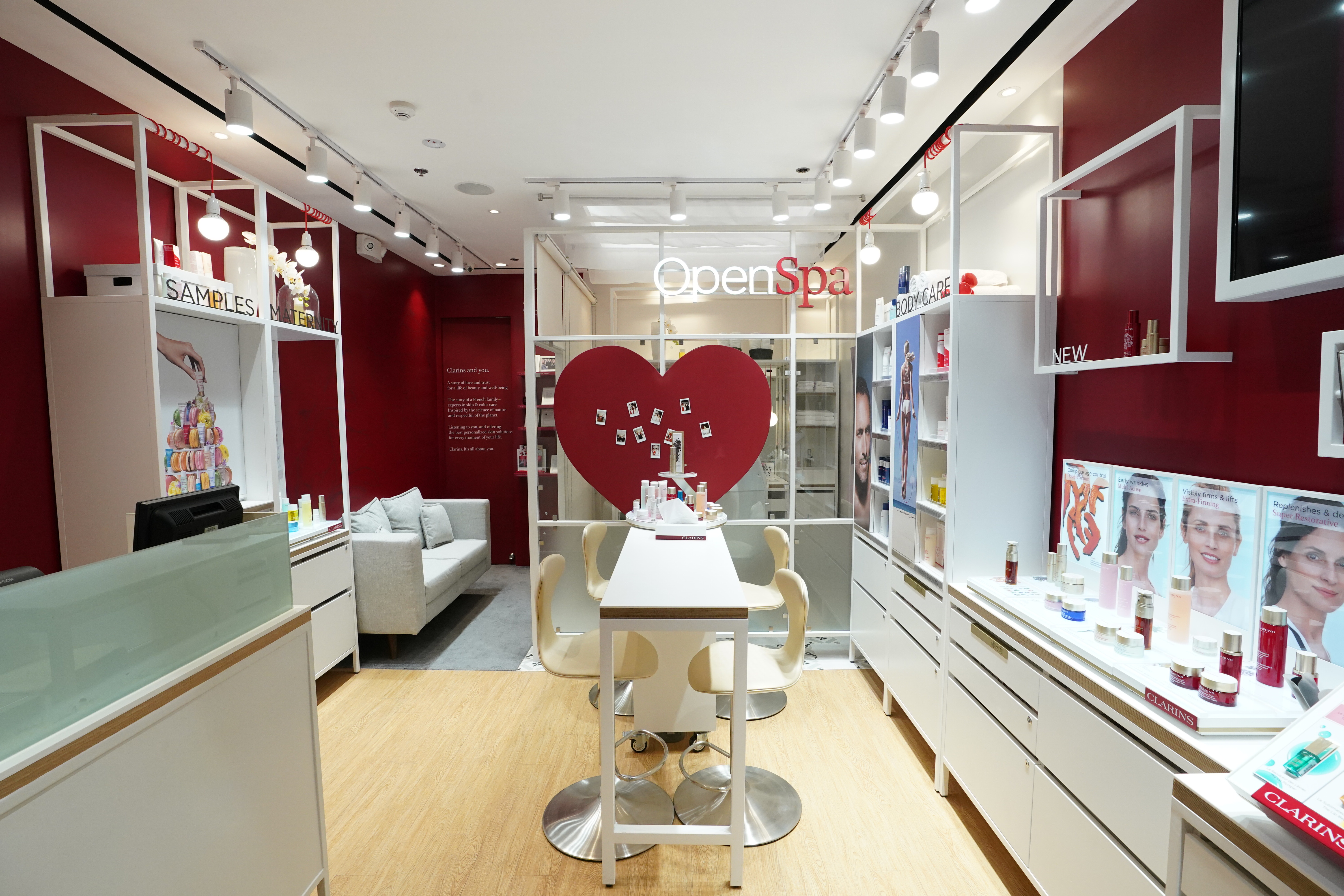 White and red accents for the Clarins Open Spa interior