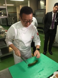 Chef Jereme Leung shows us how to slice properly without cutting our fingers.