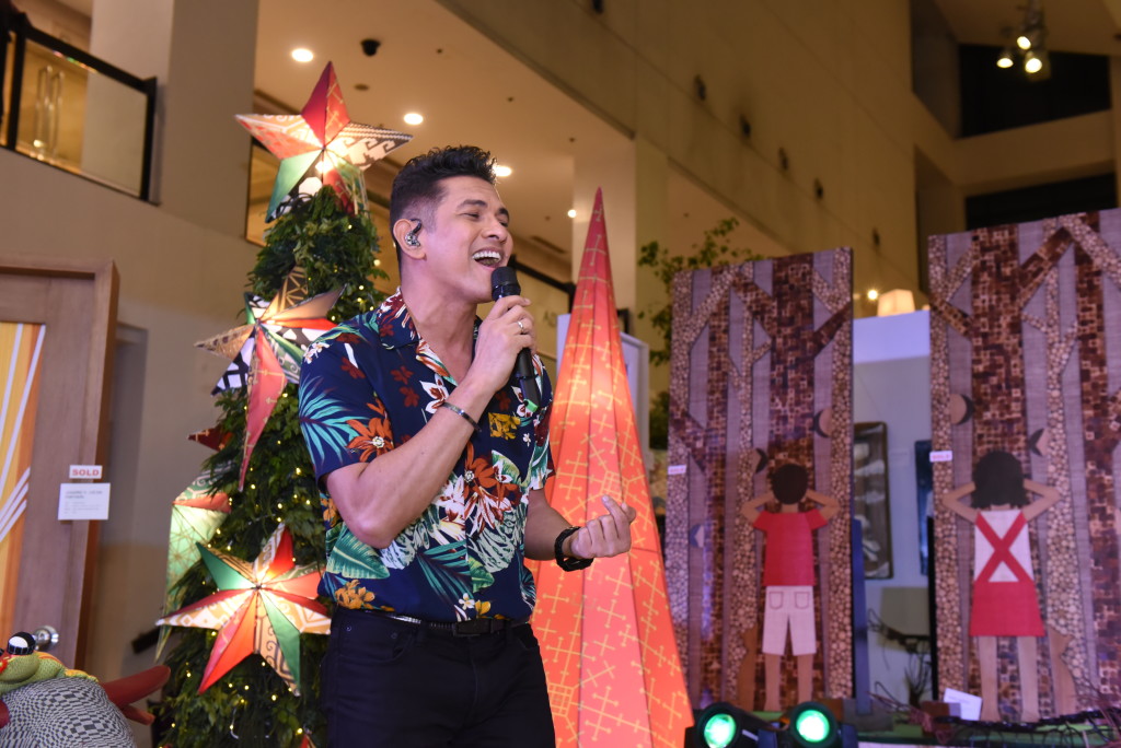 Gary Valenciano serenaded the crowd with Bawat Isa sa Atin, an original from the Awit at Laro Album, Himig ng Pasko, a Christmas classic and Di Bale Na Lang, one of his most loved hits. 