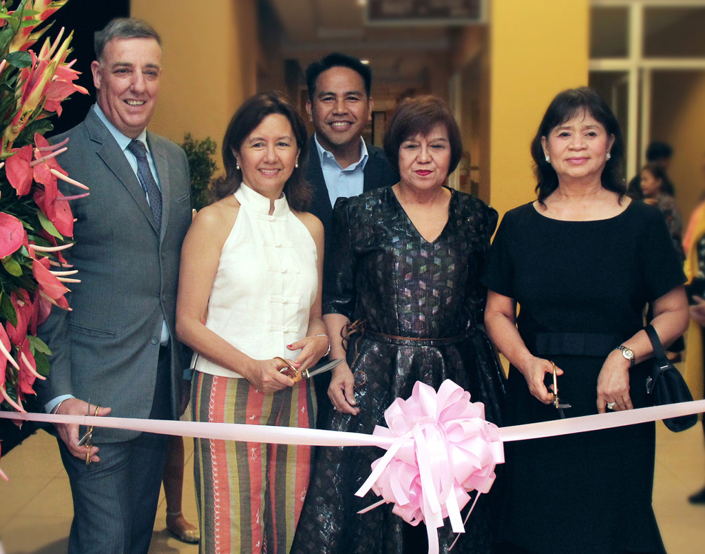 Taal Vista Hotel, general manager Richard Gamlin, art collector Cathy Turvill, SMHCC VP for Business Development Neil Rumbaoa, Sorrell Publishing Co. CEOVictoria Mascetta and FC Group of Companies CEO and art collector, Dr. Rebecca Wata