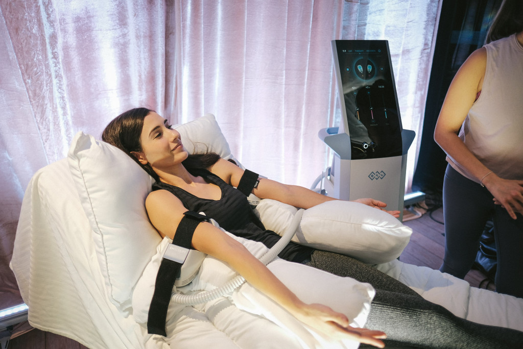 A model undergoes the Aivee EmSculpt