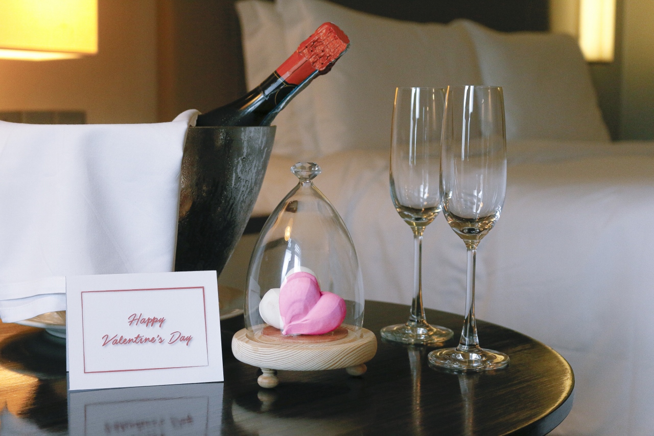 New World Makati Hotel's Valentine's weekend room package with sweet meringues and a bottle of sparkling wine.