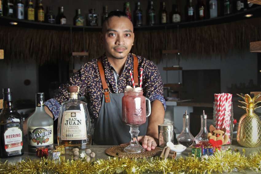 How to: Larry Guevara’s Very Berry Christmas Cocktail with DrinkManila