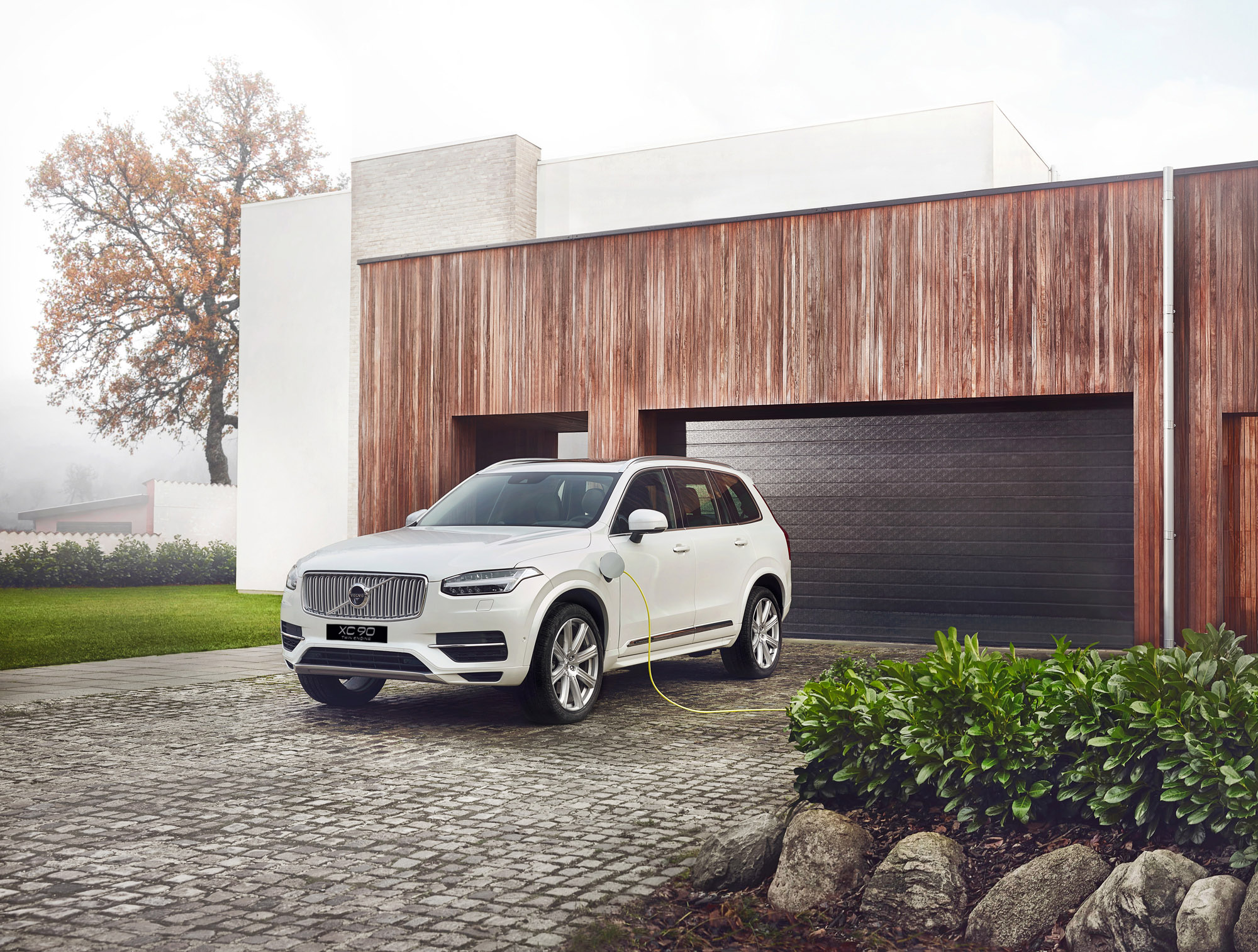 Volvo’s XC90 T8 Twin Engine wins Driving Electric Awards