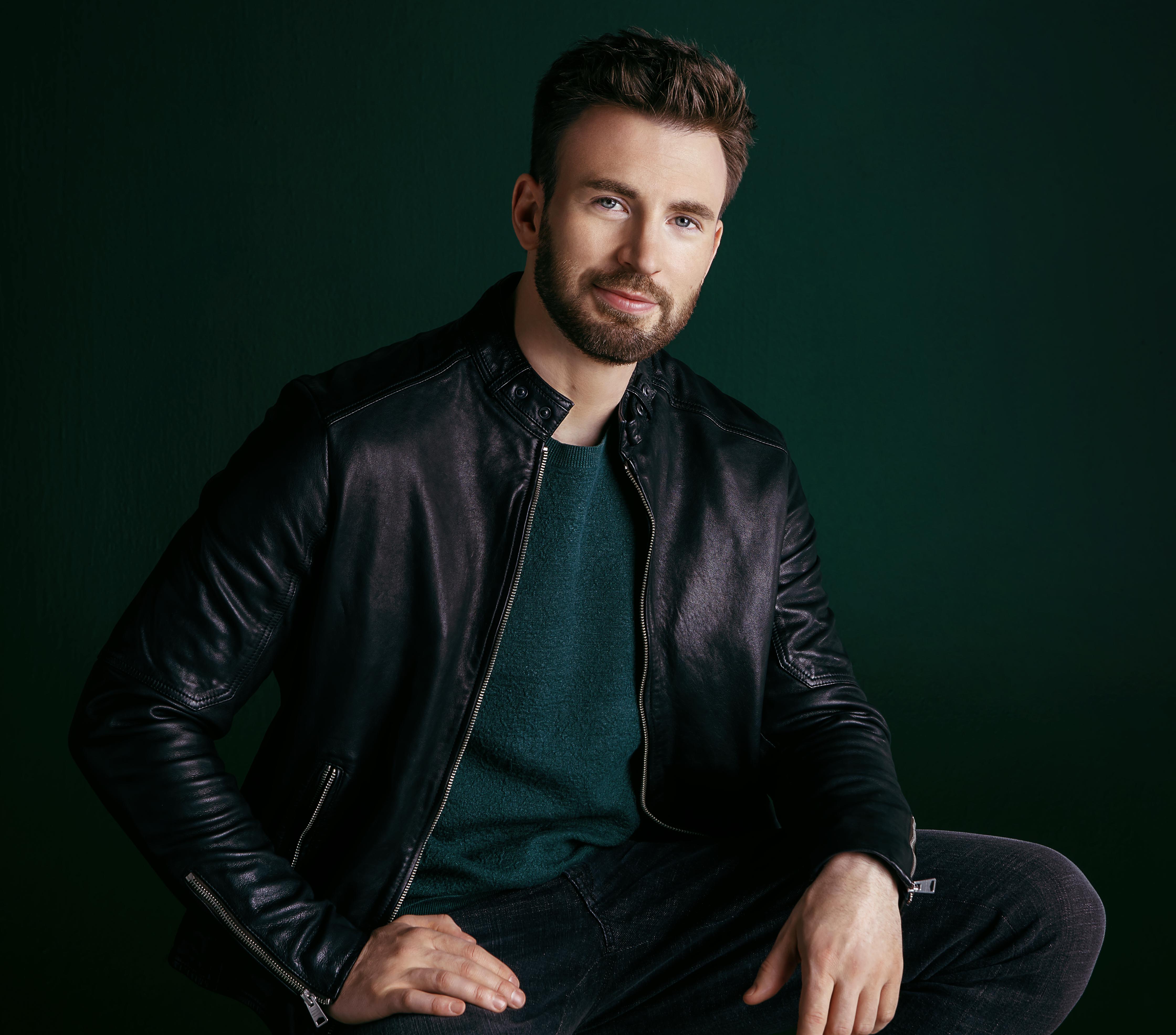 Photographer says Chris Evans is "Simple, down to earth" during Smart