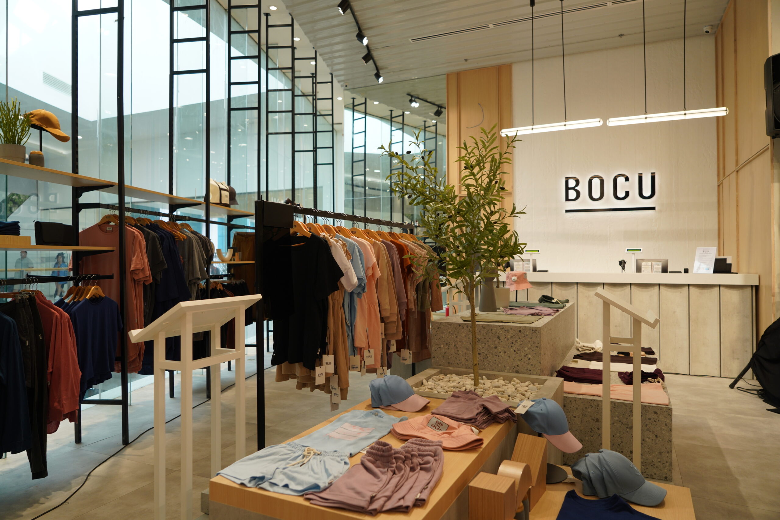 Brand specializing in effortless, trend-proof clothing opens first mall store